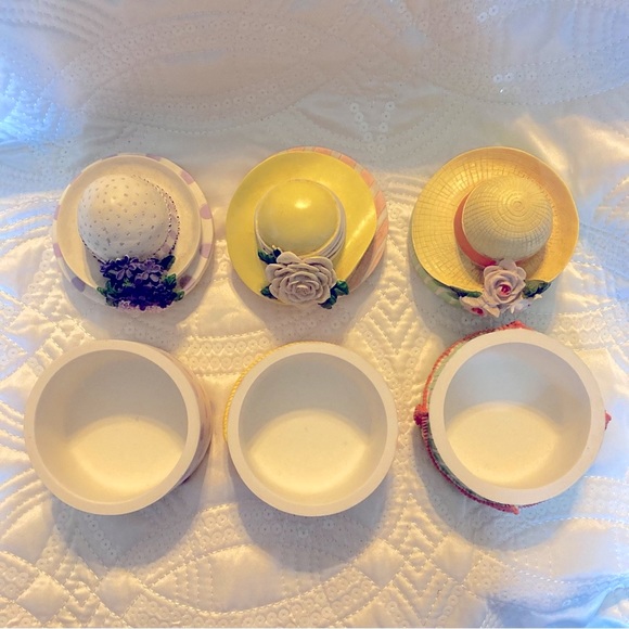 “Hat Box” Trinket Boxes by Twos Company. Set of 3 - Picture 7 of 9